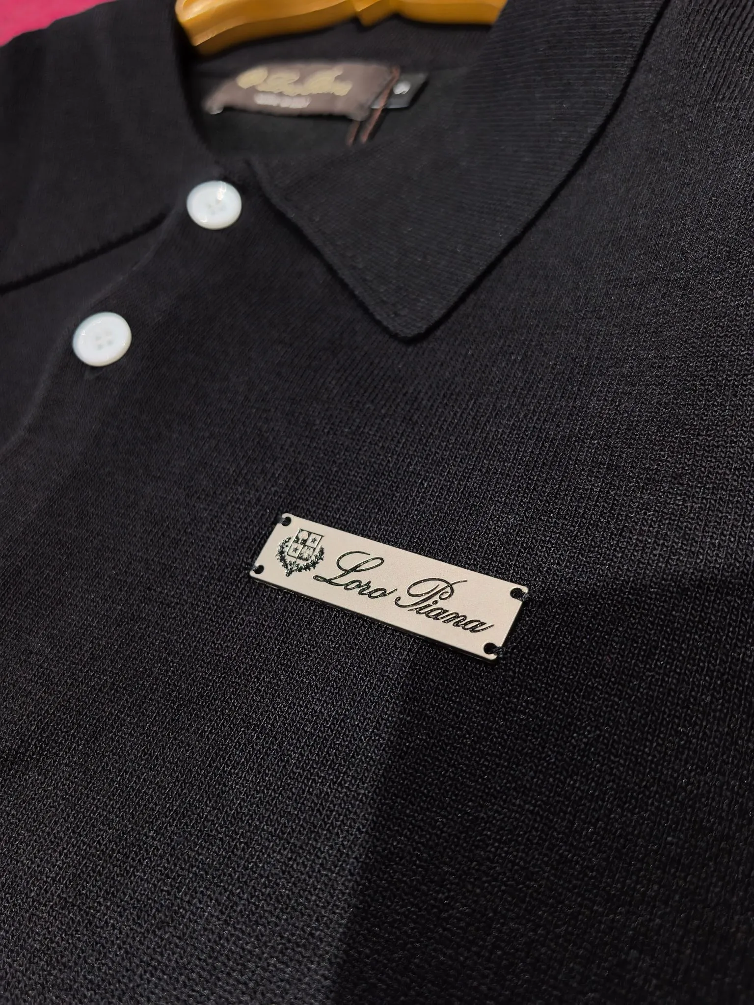 Counter synchronization Loro Piana 2026/ss New Arrival sweater Loro Piana hand-stitched hardware on the chest. The fabric is perfectly made with 14 needles of imported machines. The counter restores one-to-one upper body spirit. Comfortable Breathable. Slim fit. Color Black Sizes S M L XL